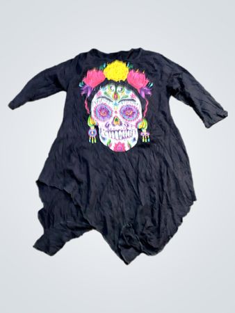Schwarzes Langarmkleid mit asymmetrischem Saum und Zuckerschädelgrafik