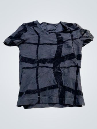 Dunkelgraues T-Shirt mit schwarzem Karomuster