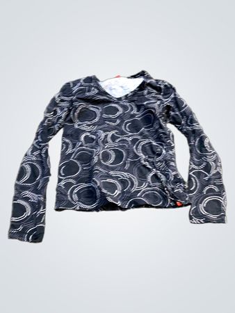 Langes schwarzes T-Shirt mit weißem rundem Muster