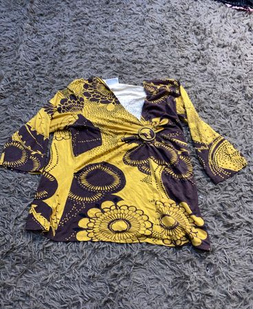 Gelb- und braun gemusterte V-Ausschnitt-Bluse