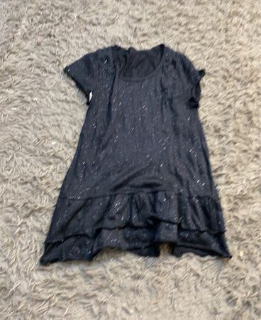 Schwarzes Rüschenshirt mit Glitzer