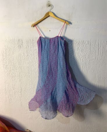 Blau- und rosa gemustertes Spaghettiträgerkleid