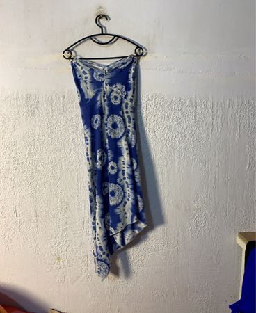 Blaues und weißes Batikkleid