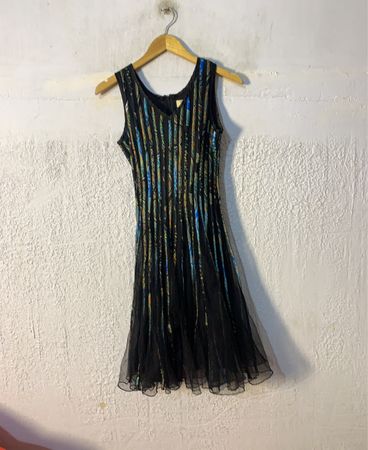 Maya Deluxe ärmelloses Kleid mit vertikalem Druck