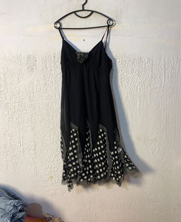 Schwarzes Kleid mit Punktenakzenten