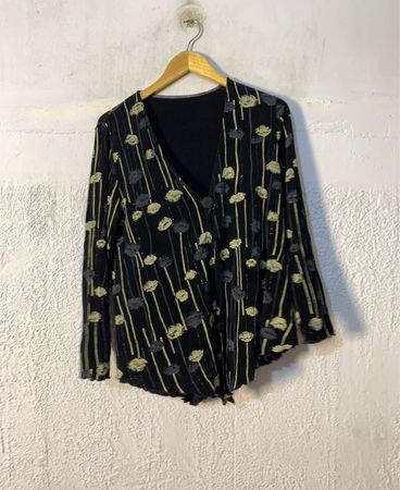 Schwarze Bluse mit langen Ärmeln und floralem Druck