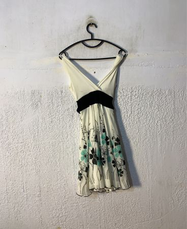 Jane Norman Blumendruckkleid mit schwarzem Gürtel