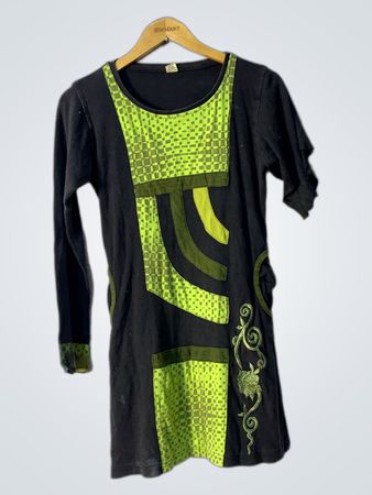 Schwarzes und grünes Langarmkleid