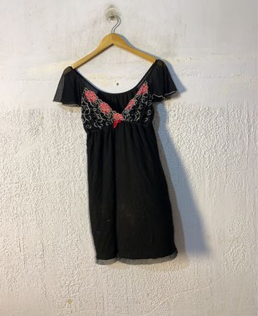 Schwarzes Kleid mit floralem Stickerei und Schleife