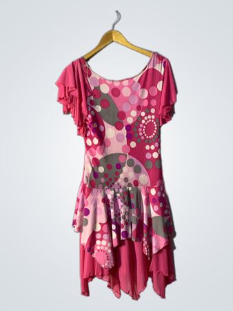 Rosa gepunktetes gestuftes Kleid mit Flauschärmeln