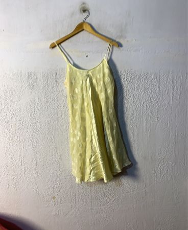 Gelbes Slipkleid mit weißem Blumenmuster