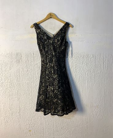 Schwarzes Spitzen-V-Ausschnitt-Kleid