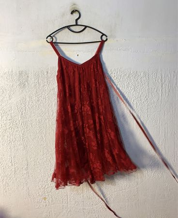 Rotes Spitzenkleid