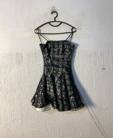 Schwarzes Pailletten-Minikleid