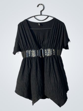 Schwarzes T-Shirt mit kurzem Arm und Gürtel