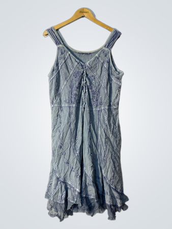 Blau gesticktes Kleid