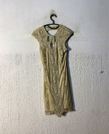 Perlenbesetztes Cremekleid