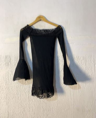 Schwarzes, mit Spitze verziertes, durchsichtiges Kleid mit Glockenärmeln