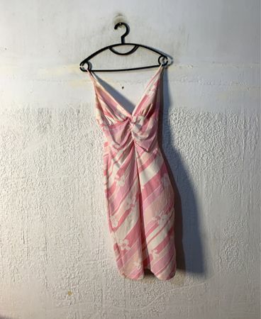 Rosa und weiß gestreiftes Blumenkleid