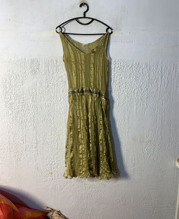 Massimo Dutti Woman Olivgrünes Perlen-V-Ausschnitt-Kleid
