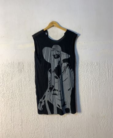 Schwarzes ärmelloses T-Shirt mit grafischem Druck