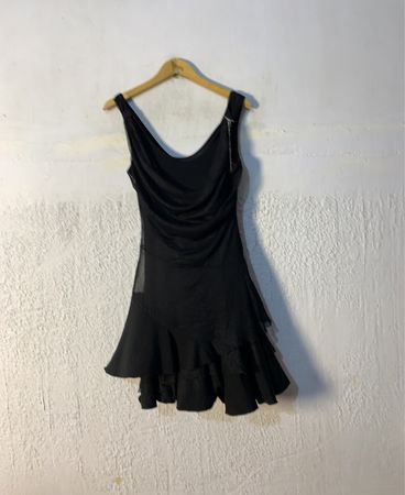 Schwarzes ärmelloses Rüschenkleid