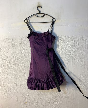 PILOT Lila Rüschens Kleid mit schwarzem Band
