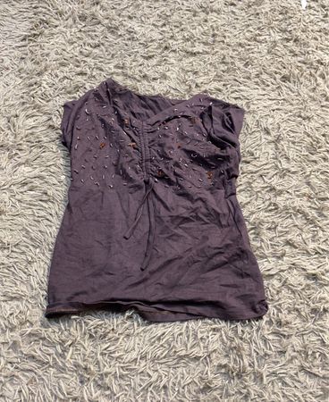 Raffiniertes V-Ausschnitt-T-Shirt mit Verzierungen
