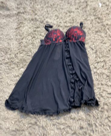 Schwarzes und rotes Spitzen-Babydoll-Lingerie