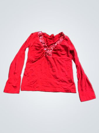 Rotes langärmliges Oberteil mit necklines aus Pailletten.