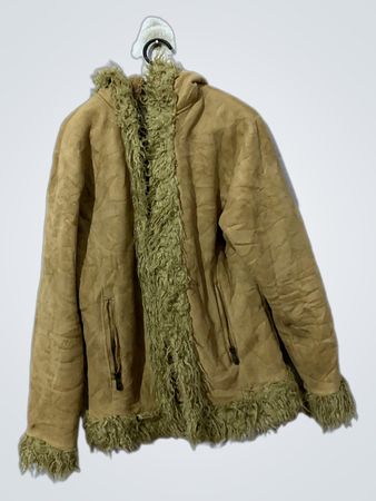 Veste à capuche en faux suède et fourrure.