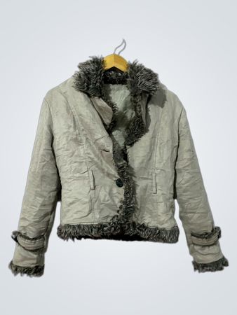 Giacca beige con rifiniture in pelliccia sintetica