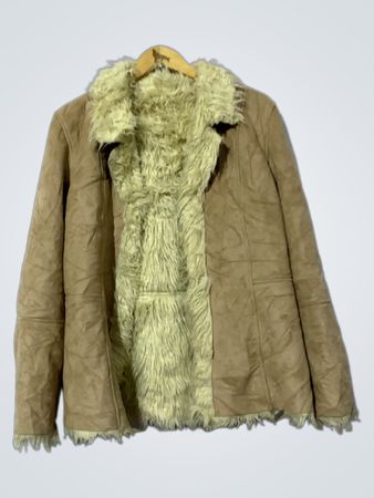 Veste en daim brun avec doublure en sherpa