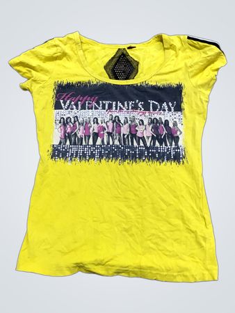 Gelbes T-Shirt mit "Happy Valentine's Day" Grafik