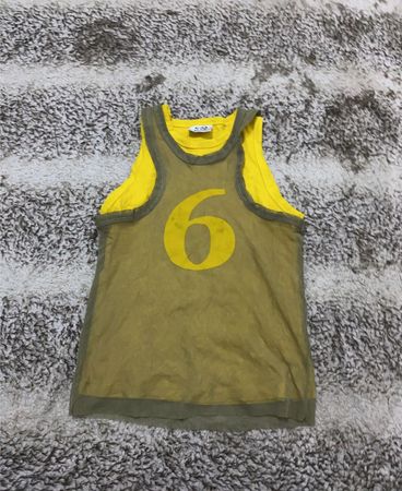 Gelbes und olivgrünes Tanktop mit der Nummer 9