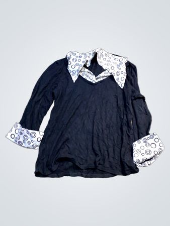 Schwarzes Langarmshirt mit weißem Kreisdesign am Kragen und an den Ärmeln.