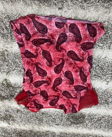 Rotes und rosa Paisley-Muster-Oberteil mit grauem Taschen-Detail