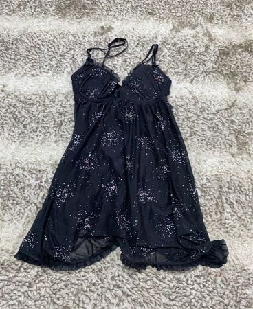Schwarzes durchscheinendes Nachthemd mit glitzernden Details