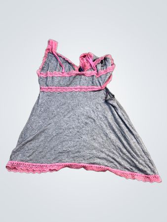 Grau- und rosa gestreiftes Nachthemd