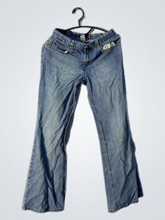 Blaue weit geschnittene Jeans