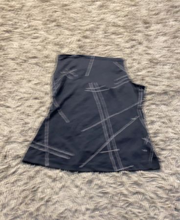 Dunkelgraue Hose mit weißem abstraktem Muster
