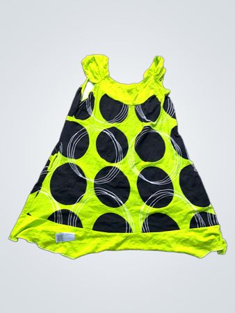 Unmarkiertes grünes und schwarzes gepunktetes Kleid