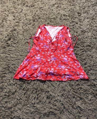 Rotes Blumenmusterkleid mit Bindebändern