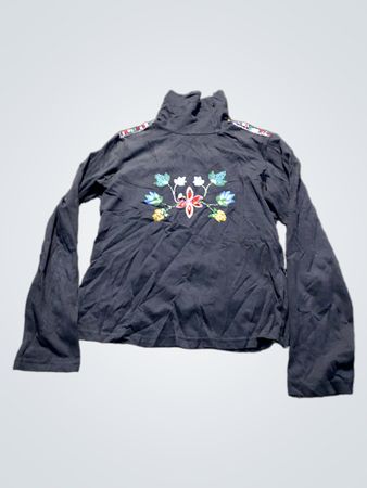 Schwarzer Rollkragenpullover mit gesticktem Blumenmuster auf der Brust und den Schultern