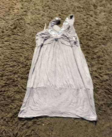 Graues Kleid mit verziertem Ausschnitt