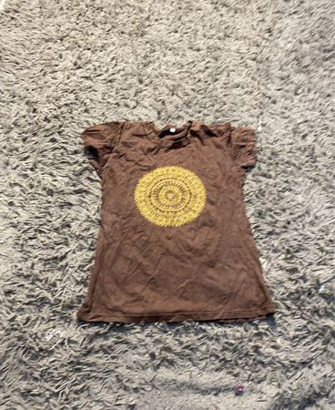 Braunes T-Shirt mit kreisförmigem Design