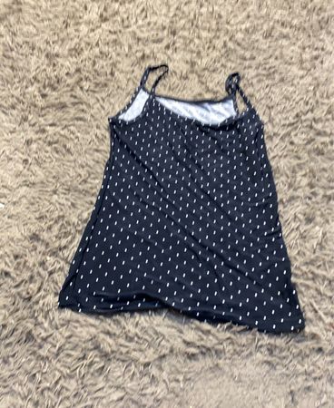 Schwarzes Trägershirt mit weißen Punkten