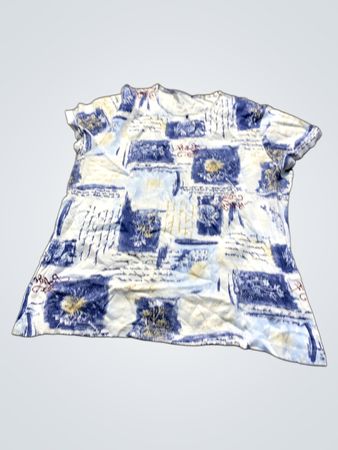 Weißes T-Shirt mit blauem und gelbem Muster
