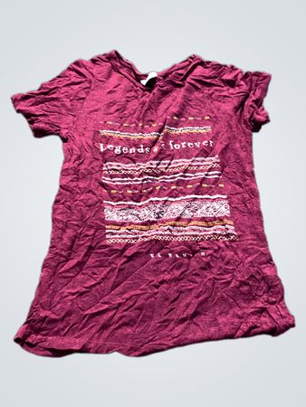 Maroon T-Shirt mit "Legends Forever" Grafik