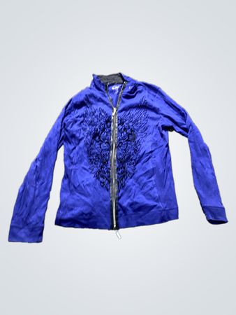 Blaue Zip-Jacke mit schwarzen Verzierungen